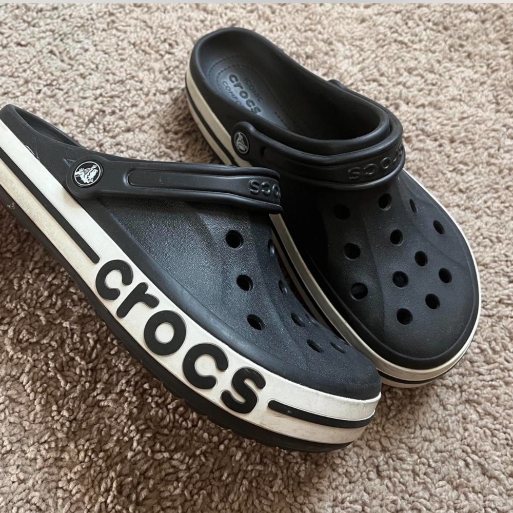 Crocs Bayaband
Black and white crocs
M8 W10

minor scuffing and signs of wear